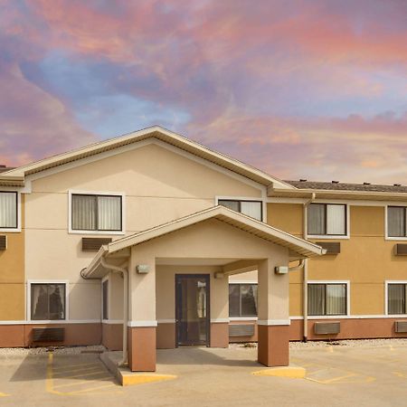 Super 8 By Wyndham Fond Du Lac Dış mekan fotoğraf
