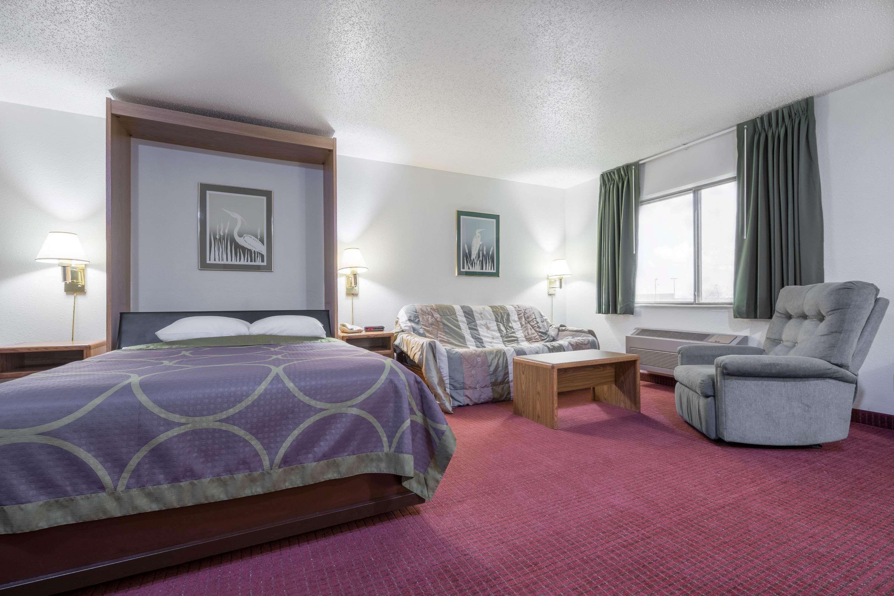 Super 8 By Wyndham Fond Du Lac Dış mekan fotoğraf