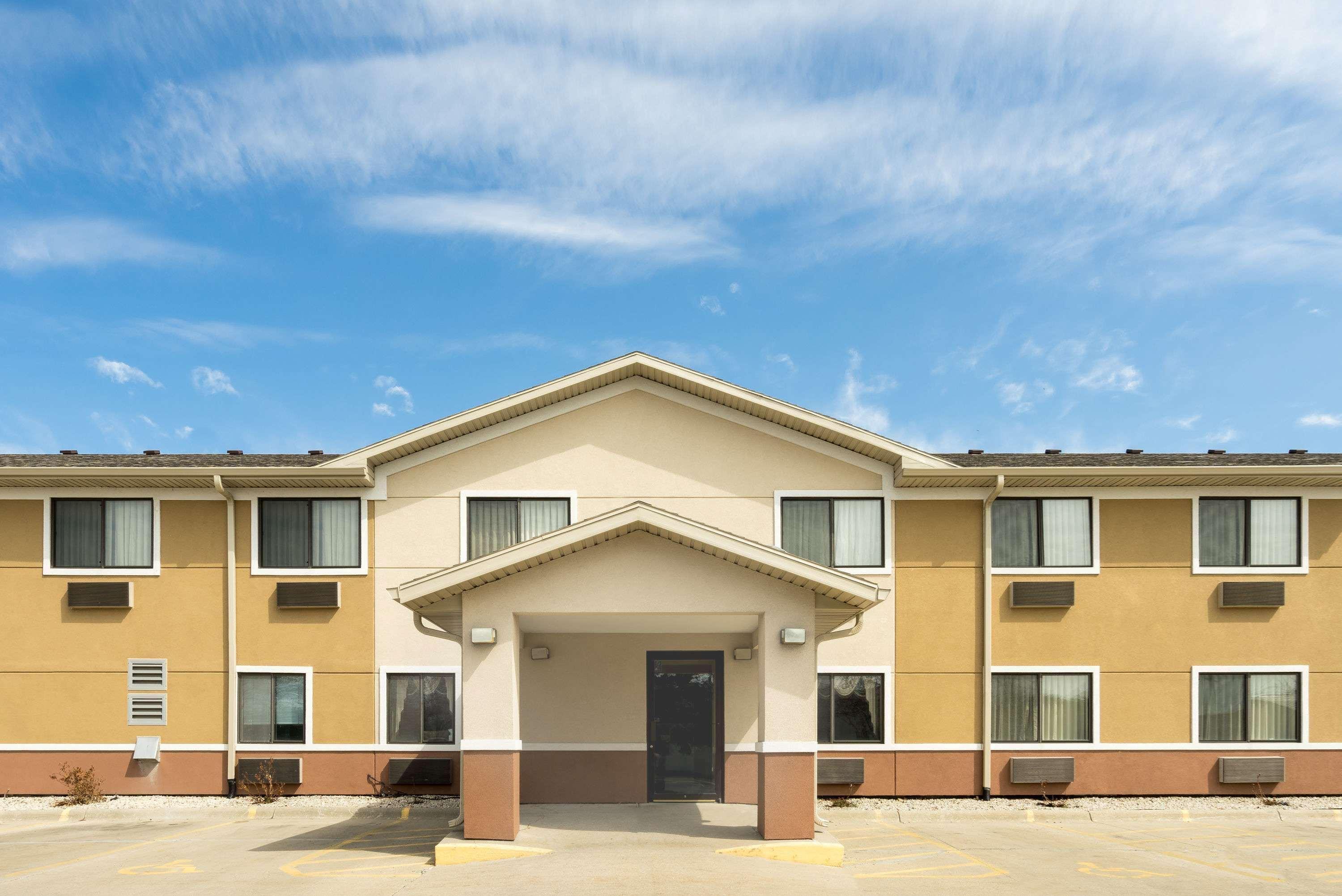Super 8 By Wyndham Fond Du Lac Dış mekan fotoğraf
