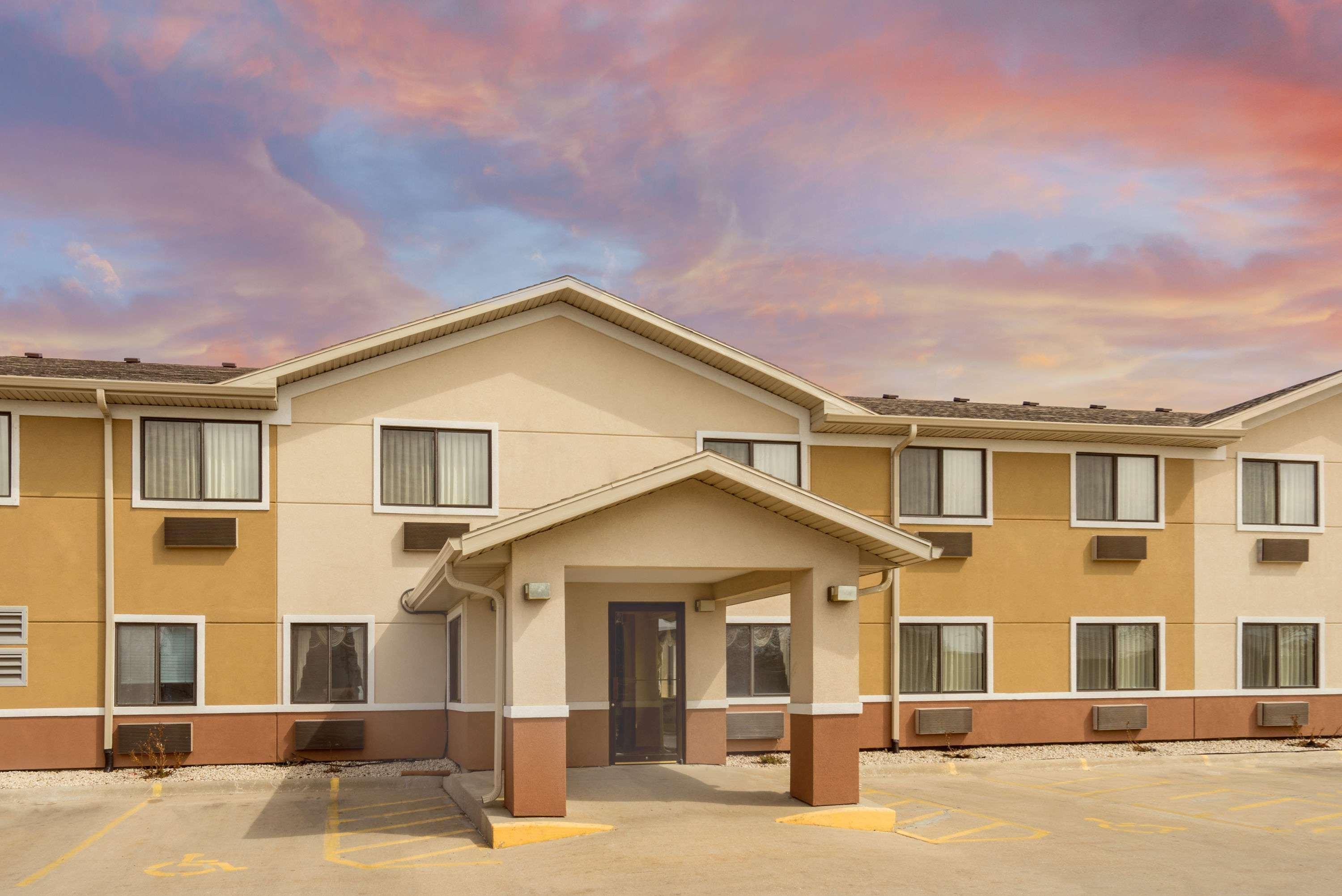 Super 8 By Wyndham Fond Du Lac Dış mekan fotoğraf